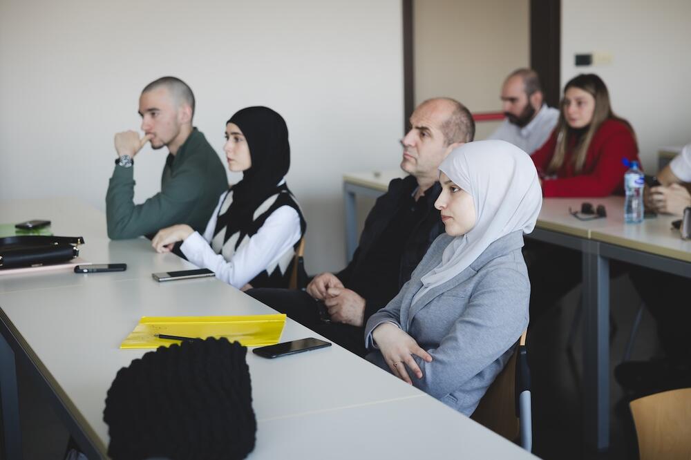 <p>Zoran Radulović iz tima &bdquo;Nemoć nasilja&ldquo;, kako je saopšteno iz CGO-a, rekao je da su krenuli potpuno neopterećeno, a stigli do debate za treće mjesto, što je dodatni razlog za zadovoljstvo, posebno imajući u vidu da je to bila njihova prva debata</p>