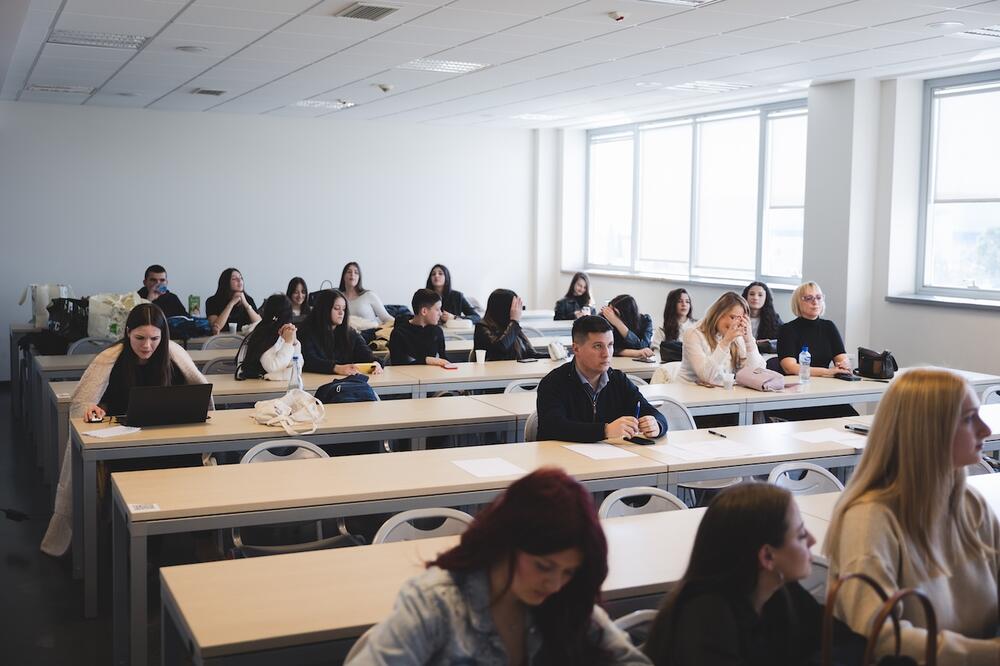 <p>Zoran Radulović iz tima &bdquo;Nemoć nasilja&ldquo;, kako je saopšteno iz CGO-a, rekao je da su krenuli potpuno neopterećeno, a stigli do debate za treće mjesto, što je dodatni razlog za zadovoljstvo, posebno imajući u vidu da je to bila njihova prva debata</p>