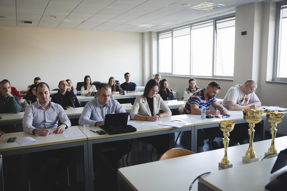 Debatno takmičenje na teme vršnjačkog nasilja: Debatovanje razvija...