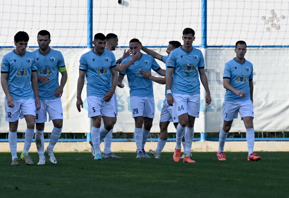 Slavlje fudbalera Petrovca nakon gola Pešukića