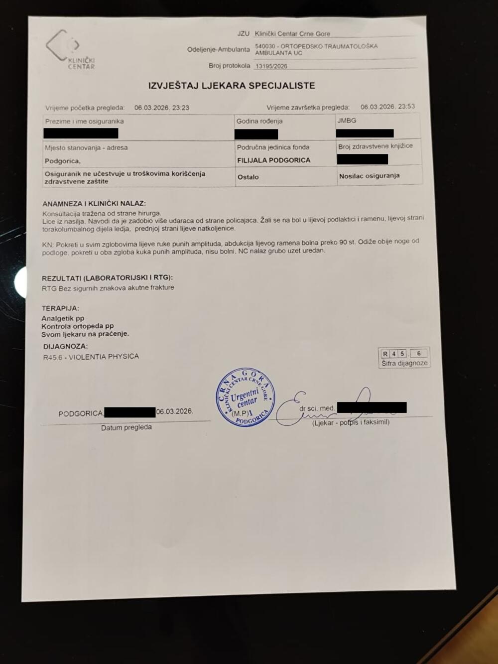 <p>"Mirno sam ušao u policijsko vozilo, ali su tada postali još agresivniji.<br /> U vozilu su mi držali ruke, jedan policajac jednu, drugi drugu, dok me treći više puta udarao u leđa, kičmu, bubrege i rebra. Jedan udarac završio je i u predjelu testisa. Udaran sam minutima dok su mi ruke bile uvrnute", piše u reagovanju Podgoričanina Đ. V.</p>