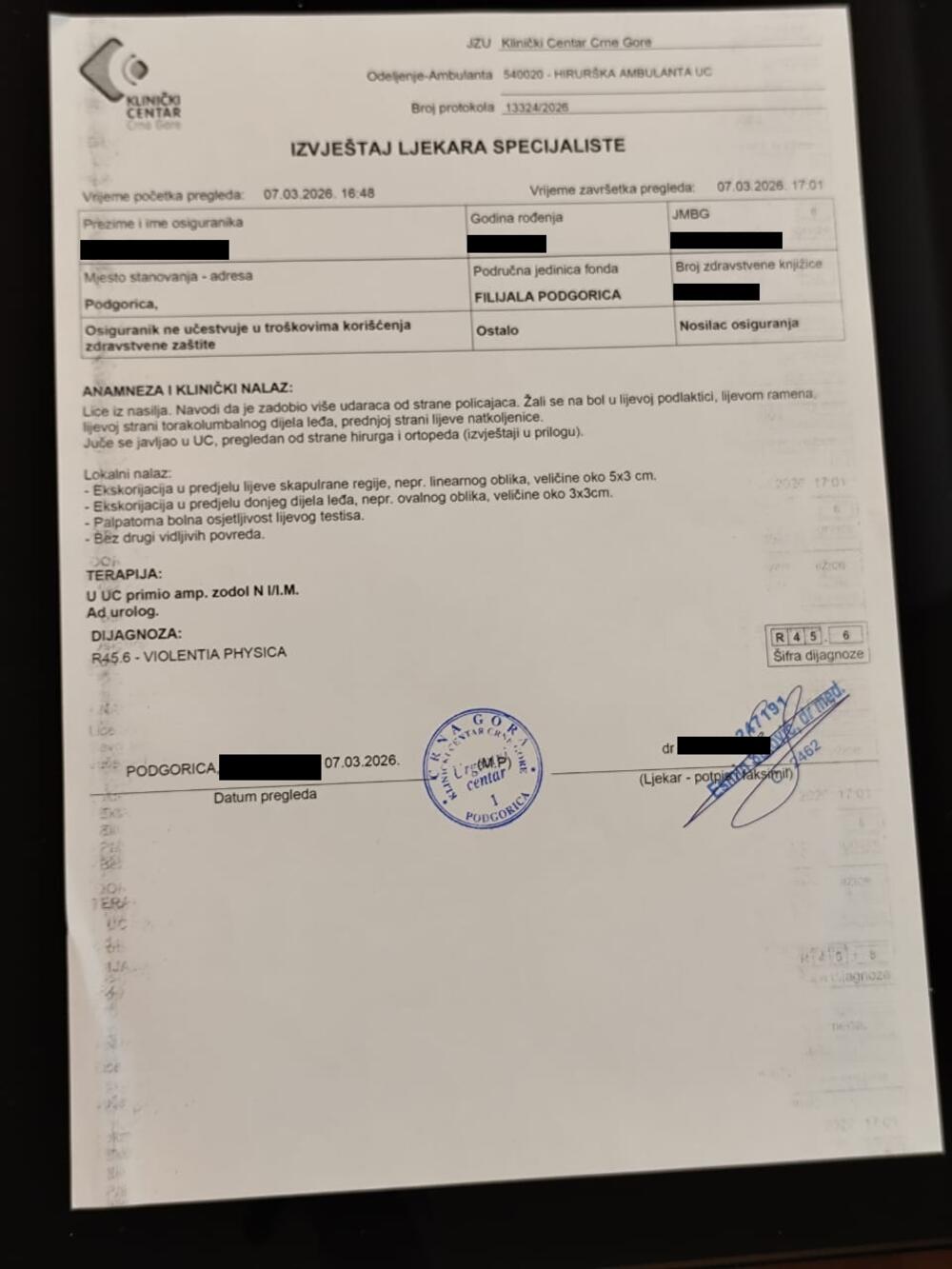 <p>"Mirno sam ušao u policijsko vozilo, ali su tada postali još agresivniji.<br /> U vozilu su mi držali ruke, jedan policajac jednu, drugi drugu, dok me treći više puta udarao u leđa, kičmu, bubrege i rebra. Jedan udarac završio je i u predjelu testisa. Udaran sam minutima dok su mi ruke bile uvrnute", piše u reagovanju Podgoričanina Đ. V.</p>