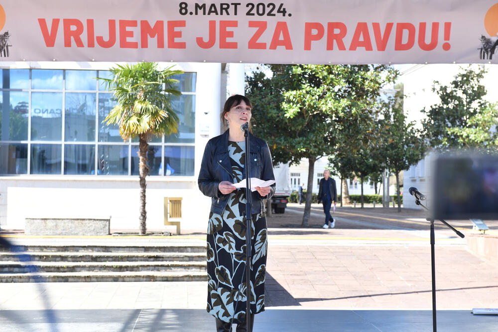 Tanja Markuš na jednom od ranijih Osmomartovskih marševa, Foto: Dejan Kalezić