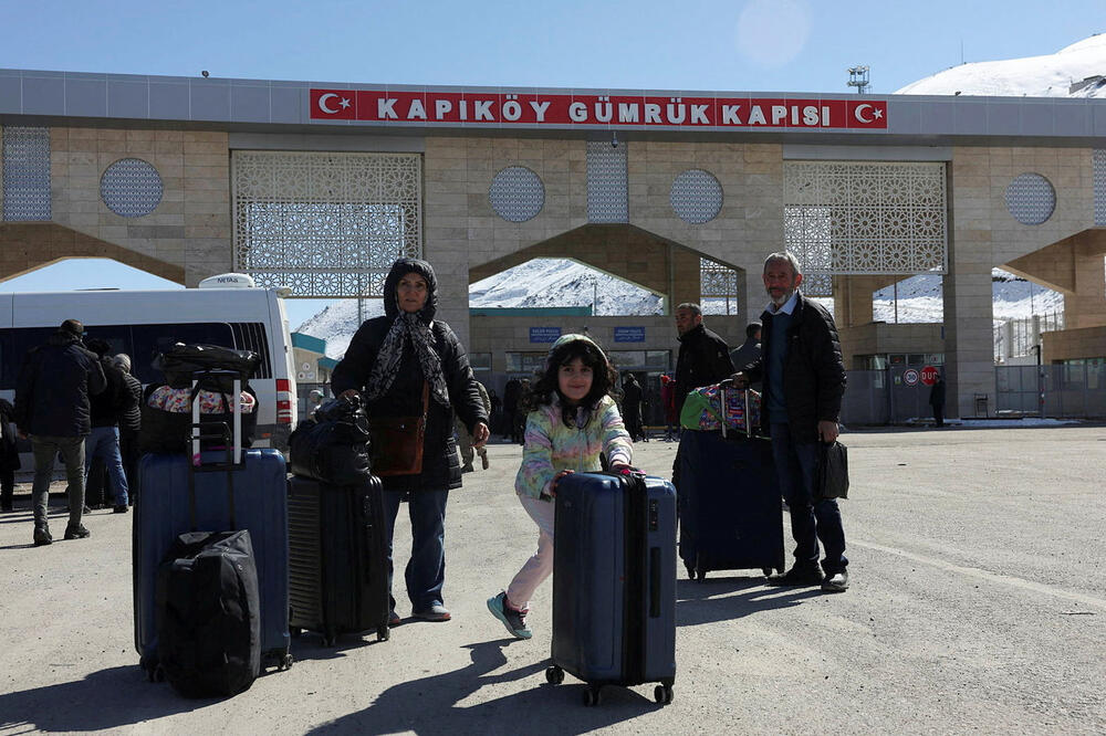 <p>Većina putnika na graničnom prelazu Kapikoj posljednjih dana imala je veze s Turskom preko posla, porodice i prijatelja, a mnogi su ranije otišli u već planirane posjete zbog rata. Neki su imali prebivalište ili državljanstvo u trećoj zemlji i samo putuju kroz Tursku</p>