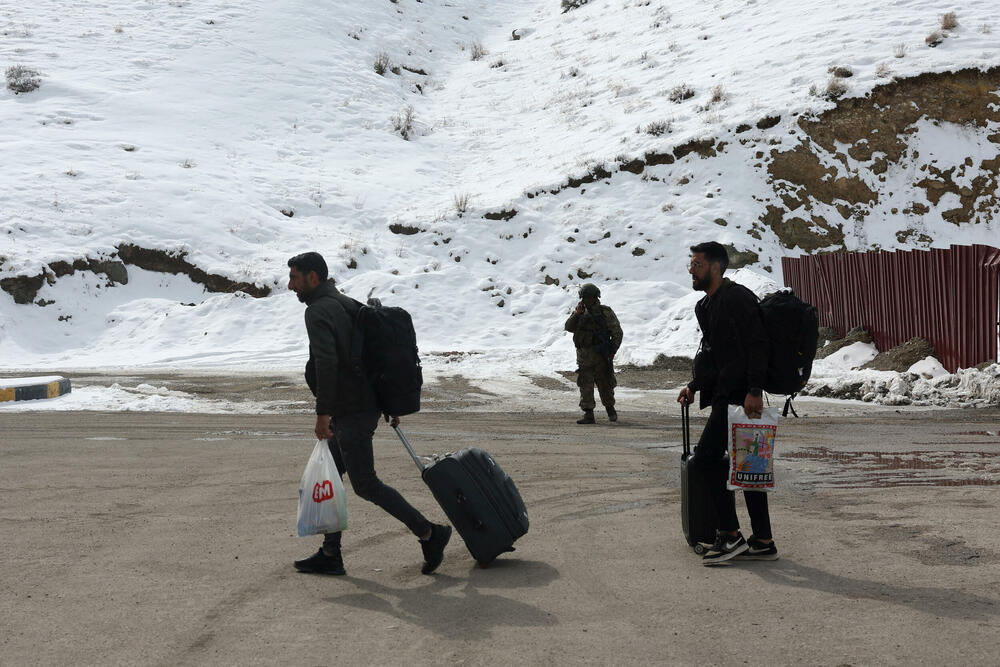 <p>Većina putnika na graničnom prelazu Kapikoj posljednjih dana imala je veze s Turskom preko posla, porodice i prijatelja, a mnogi su ranije otišli u već planirane posjete zbog rata. Neki su imali prebivalište ili državljanstvo u trećoj zemlji i samo putuju kroz Tursku</p>
