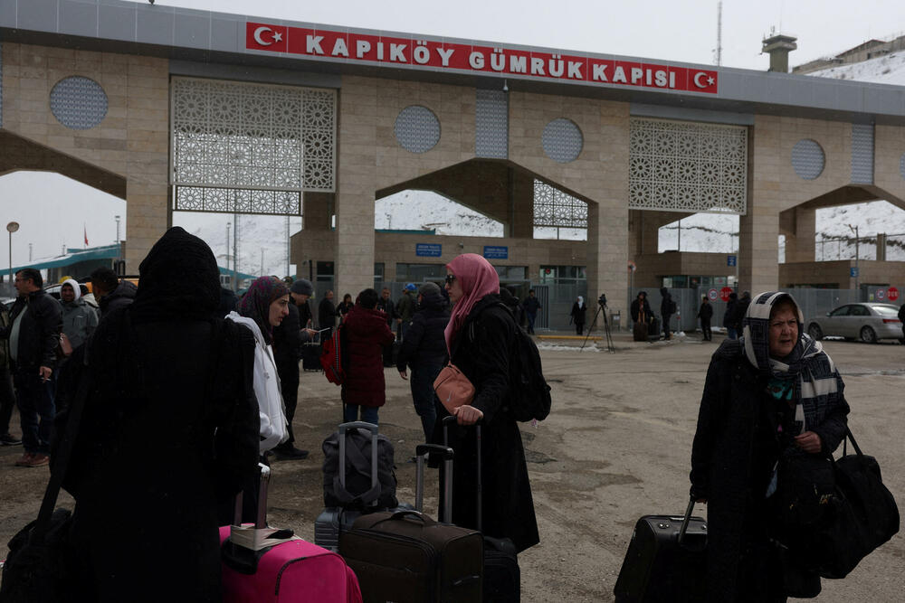 <p>Većina putnika na graničnom prelazu Kapikoj posljednjih dana imala je veze s Turskom preko posla, porodice i prijatelja, a mnogi su ranije otišli u već planirane posjete zbog rata. Neki su imali prebivalište ili državljanstvo u trećoj zemlji i samo putuju kroz Tursku</p>