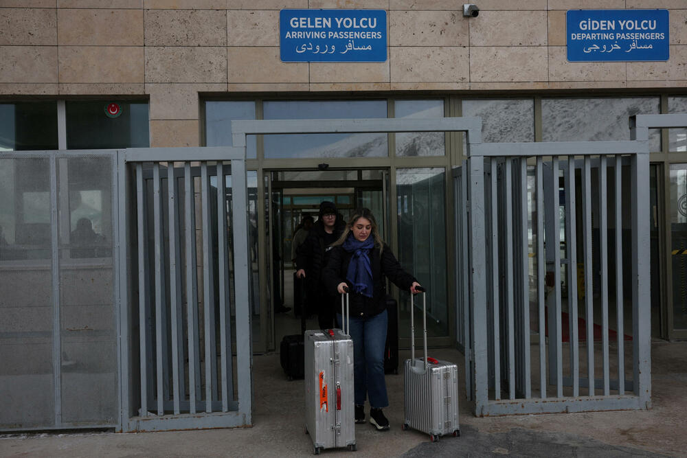 <p>Većina putnika na graničnom prelazu Kapikoj posljednjih dana imala je veze s Turskom preko posla, porodice i prijatelja, a mnogi su ranije otišli u već planirane posjete zbog rata. Neki su imali prebivalište ili državljanstvo u trećoj zemlji i samo putuju kroz Tursku</p>