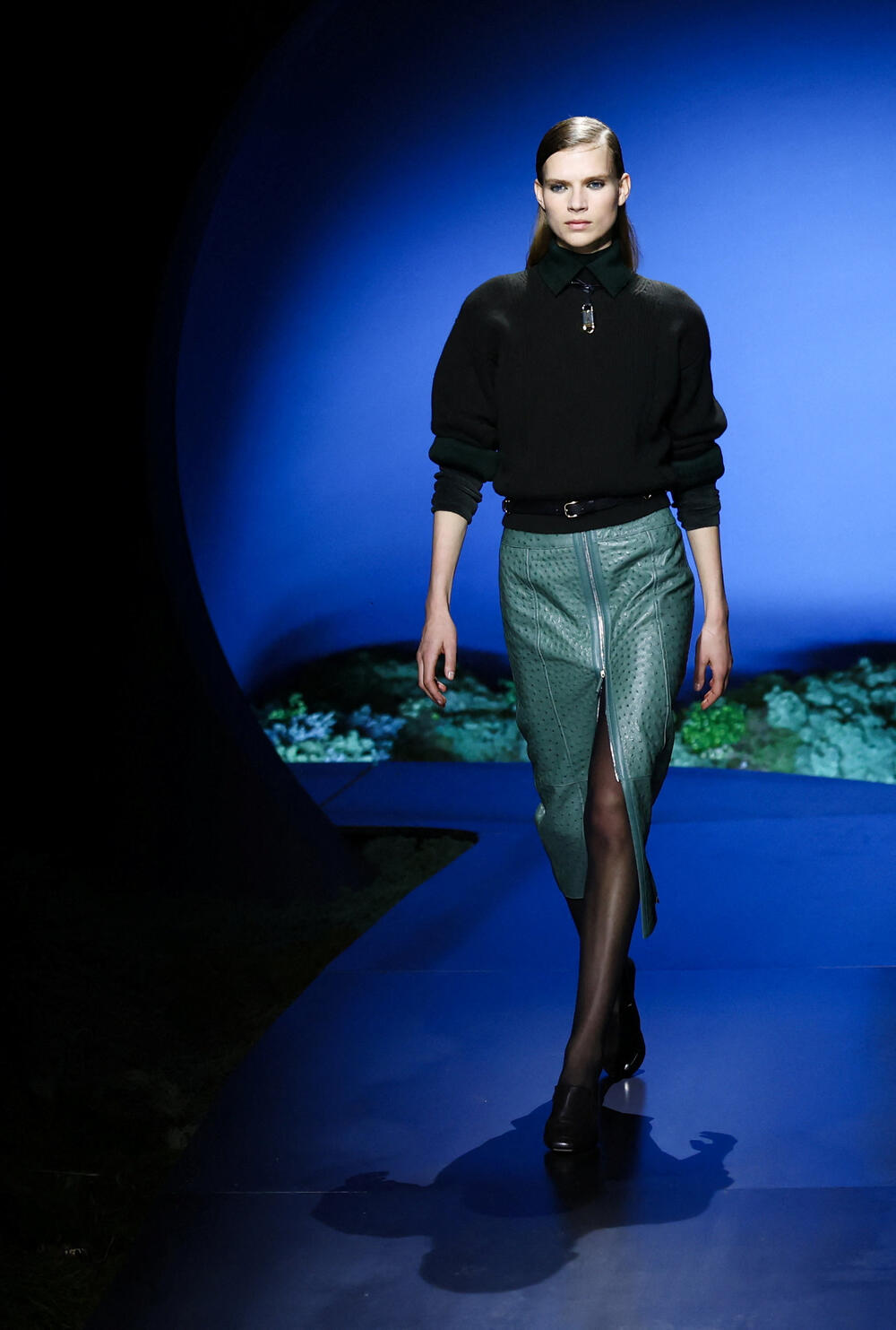 <p>Kolekcijom su dominirale zagasite nijanse plave i zelene, uz upečatljive detalje u narandžastoj, tamnocrvenoj i žutoj boji.</p>