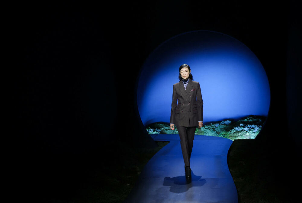 <p>Kolekcijom su dominirale zagasite nijanse plave i zelene, uz upečatljive detalje u narandžastoj, tamnocrvenoj i žutoj boji.</p>