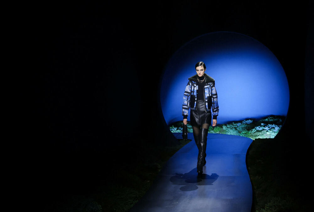 <p>Kolekcijom su dominirale zagasite nijanse plave i zelene, uz upečatljive detalje u narandžastoj, tamnocrvenoj i žutoj boji.</p>