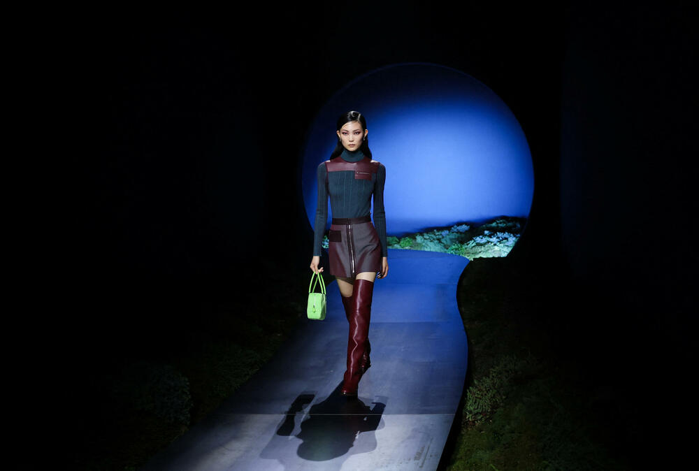 <p>Kolekcijom su dominirale zagasite nijanse plave i zelene, uz upečatljive detalje u narandžastoj, tamnocrvenoj i žutoj boji.</p>