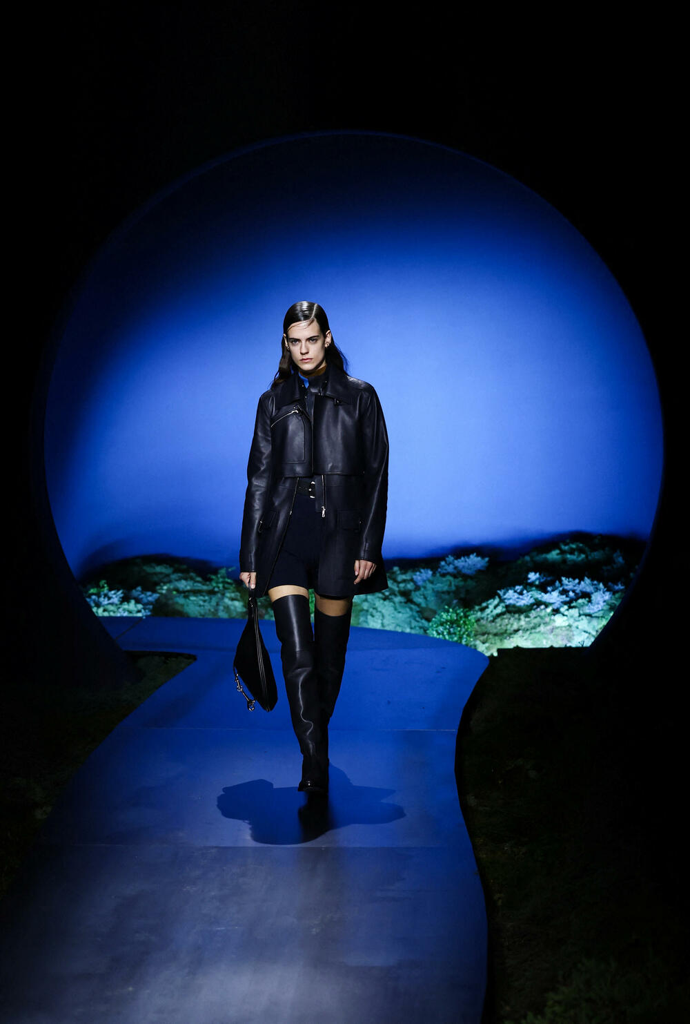 <p>Kolekcijom su dominirale zagasite nijanse plave i zelene, uz upečatljive detalje u narandžastoj, tamnocrvenoj i žutoj boji.</p>