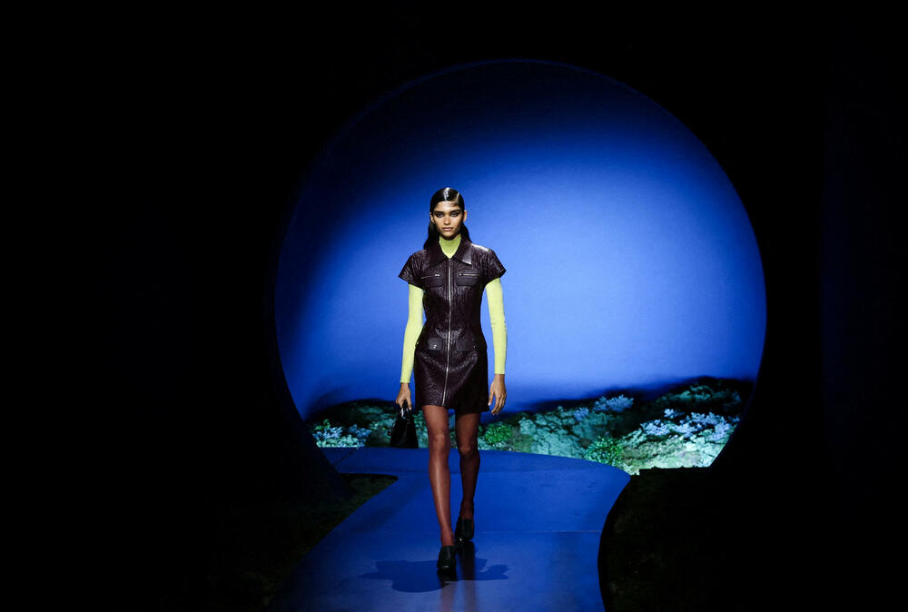 <p>Kolekcijom su dominirale zagasite nijanse plave i zelene, uz upečatljive detalje u narandžastoj, tamnocrvenoj i žutoj boji.</p>