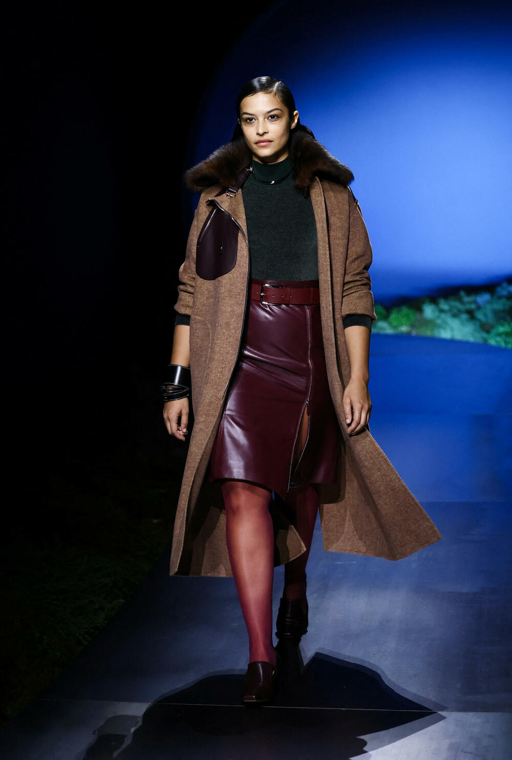 <p>Kolekcijom su dominirale zagasite nijanse plave i zelene, uz upečatljive detalje u narandžastoj, tamnocrvenoj i žutoj boji.</p>