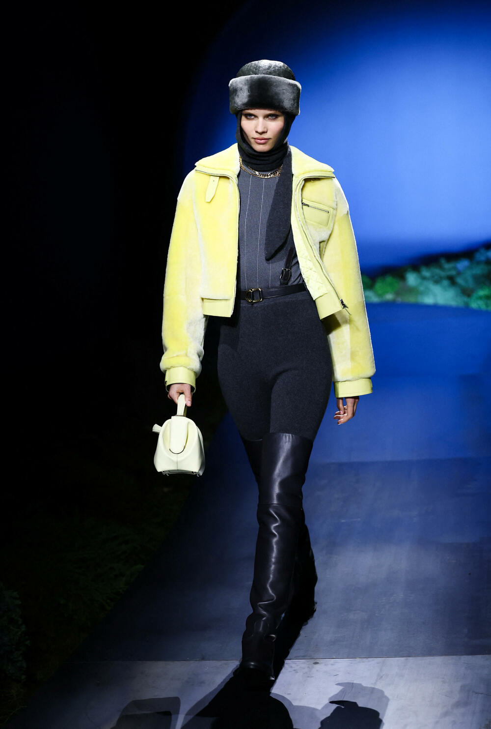 <p>Kolekcijom su dominirale zagasite nijanse plave i zelene, uz upečatljive detalje u narandžastoj, tamnocrvenoj i žutoj boji.</p>