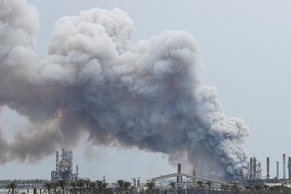 Dim se diže poslije napada na naftnu rafineriju "Bapko" na ostrvu Sitra u Bahreinu, Foto: Reuters