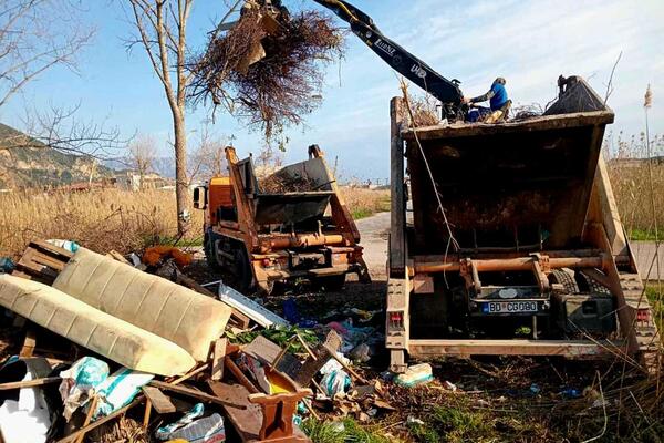 Komunalci očistili dio zaleđa Jaza, uklonjene tone otpada