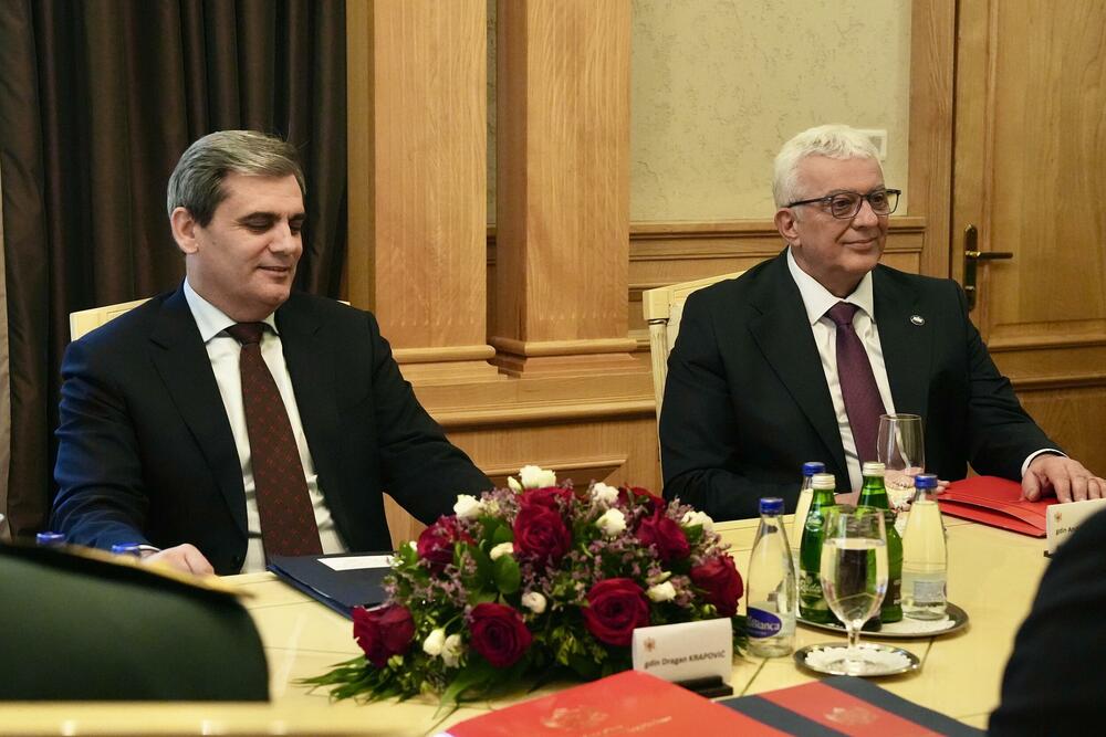 <p>Iz Milatovićevog kabineta je u saopštenju koje je dostavljeno oko 9:30 navedeno da premijer Milojko Spajić do tog trenutka nije potvrdio prisustvo sjednici Savjeta za odbranu i bezbjednost koja je bila zakazana za 11 časova</p>