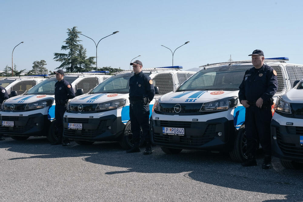 <p>&bdquo;Sva vozila su opremljena u skladu sa važećim standardima koji se odnose na poštovanje ljudskih prava i sloboda, uključujući CPT standarde, čime se obezbjeđuju adekvatni uslovi za rad policijskih službenika, ali i bezbjedan i human tretman uhapšenih&ldquo;, naglasio je ministar unutrašnjih poslova Danilo Šaranović</p>