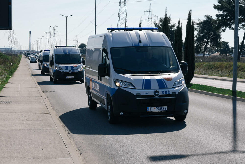 <p>&bdquo;Sva vozila su opremljena u skladu sa važećim standardima koji se odnose na poštovanje ljudskih prava i sloboda, uključujući CPT standarde, čime se obezbjeđuju adekvatni uslovi za rad policijskih službenika, ali i bezbjedan i human tretman uhapšenih&ldquo;, naglasio je ministar unutrašnjih poslova Danilo Šaranović</p>