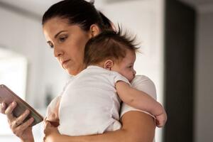 SOS linija za pomoć mamama: 'Neke rečenice izgovaraju prvi put'