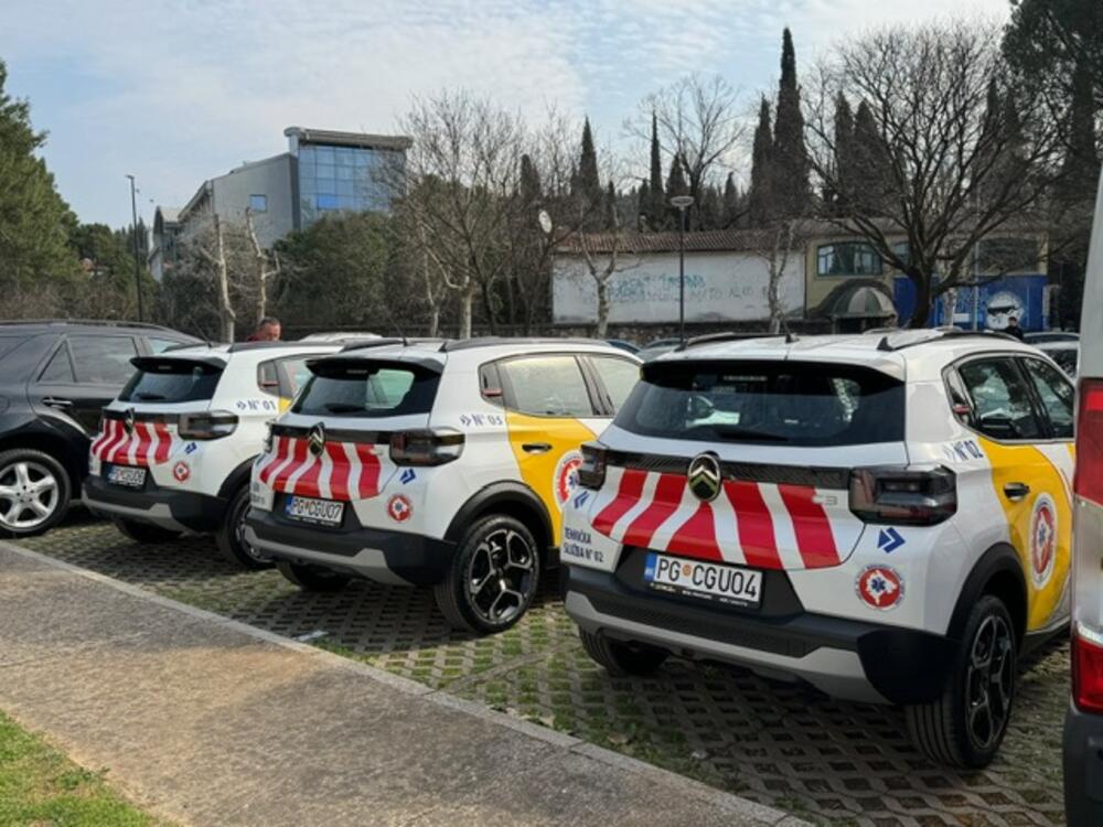 <p>Ministar zdravlja Vojislav Šimun je istakao da kontinuirana ulaganja u opremu, infrastrukturu i organizaciju rada ZHMP-a predstavljaju važan segment jačanja zdravstvenog sistema, sa ciljem obezbjeđivanja pravovremene i kvalitetne zdravstvene zaštite građanima u svim djelovima Crne Gore</p>