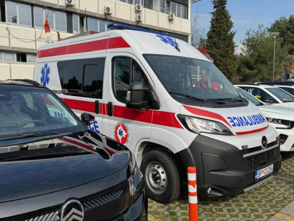 <p>Ministar zdravlja Vojislav Šimun je istakao da kontinuirana ulaganja u opremu, infrastrukturu i organizaciju rada ZHMP-a predstavljaju važan segment jačanja zdravstvenog sistema, sa ciljem obezbjeđivanja pravovremene i kvalitetne zdravstvene zaštite građanima u svim djelovima Crne Gore</p>