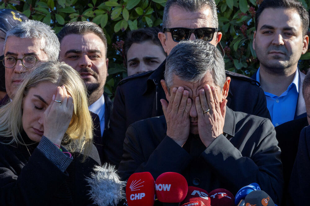 Ozgur Ozel, lider CHP-a i Dilek Imamoglu, supruga Ekrema Imamoglua, prilikom obraćanja novinarima, Foto: Reuters