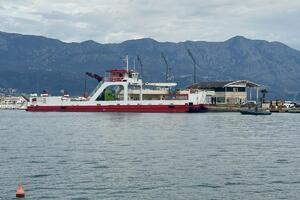 Morsko dobro dovelo trajekt u Budvu: Opština nam blokira prilaz...