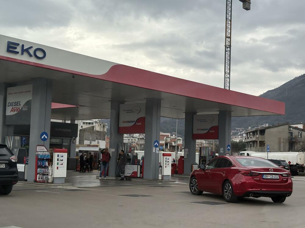 <p>Sve vrste goriva u Crnoj Gori od ponoći će biti skuplje</p>