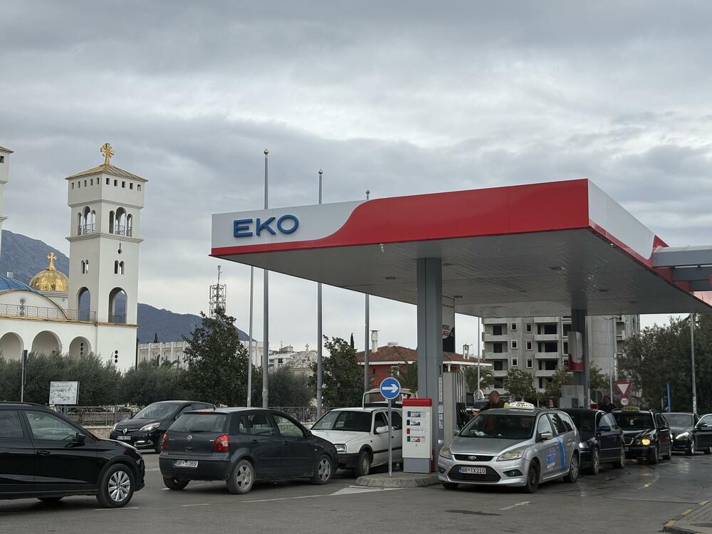 <p>Sve vrste goriva u Crnoj Gori od ponoći će biti skuplje</p>