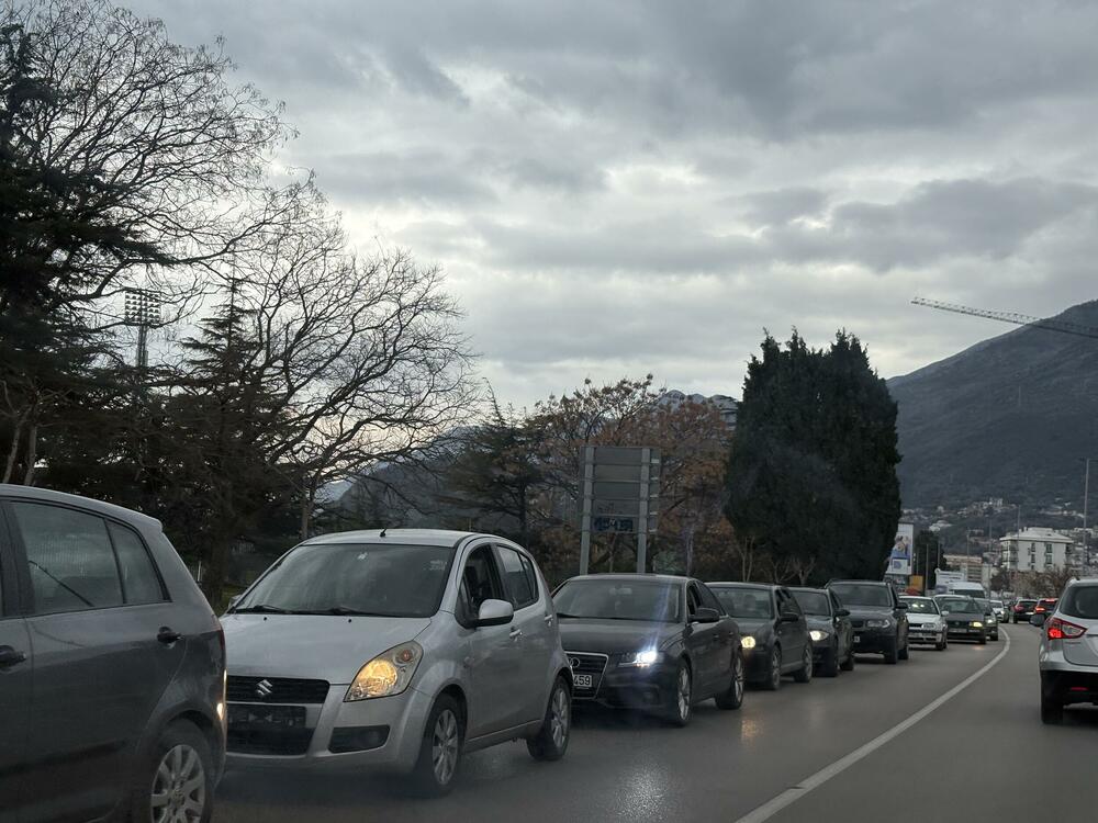 <p>Sve vrste goriva u Crnoj Gori od ponoći će biti skuplje</p>