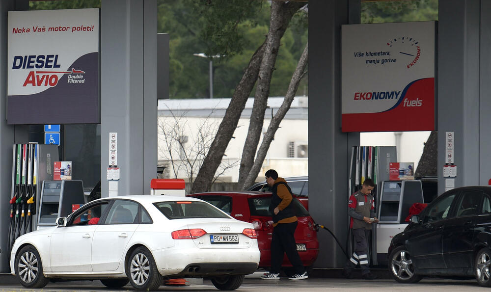 <p>Sve vrste goriva u Crnoj Gori od ponoći će biti skuplje</p>