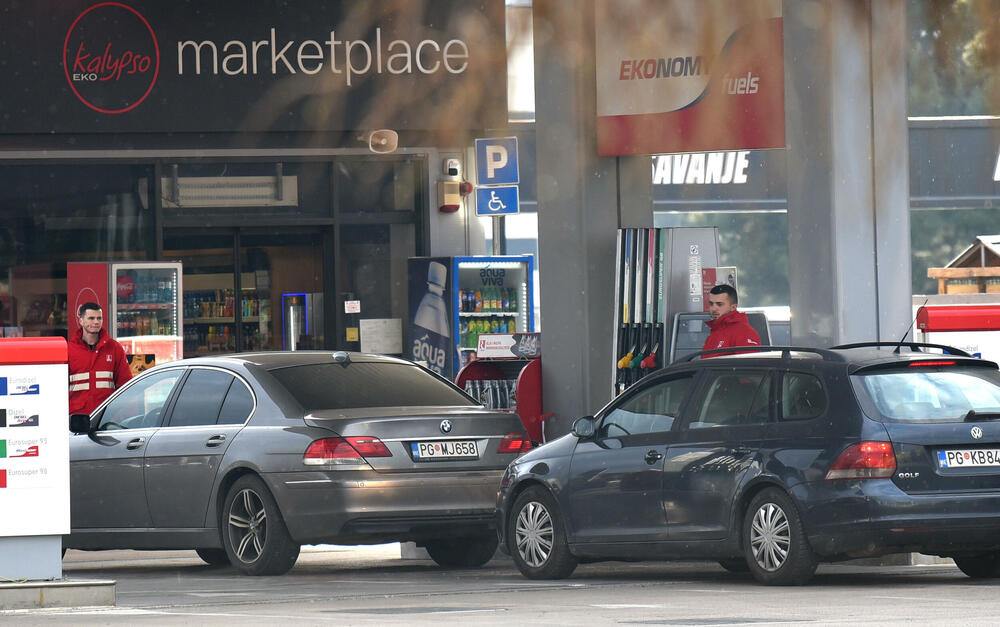 <p>Sve vrste goriva u Crnoj Gori od ponoći će biti skuplje</p>