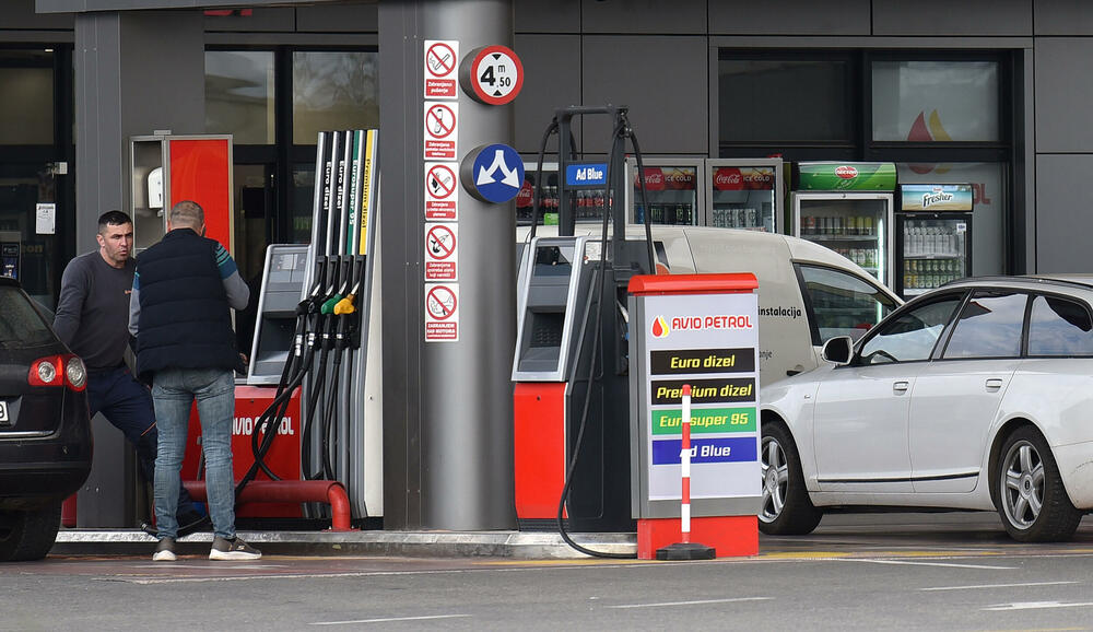 <p>Sve vrste goriva u Crnoj Gori od ponoći će biti skuplje</p>