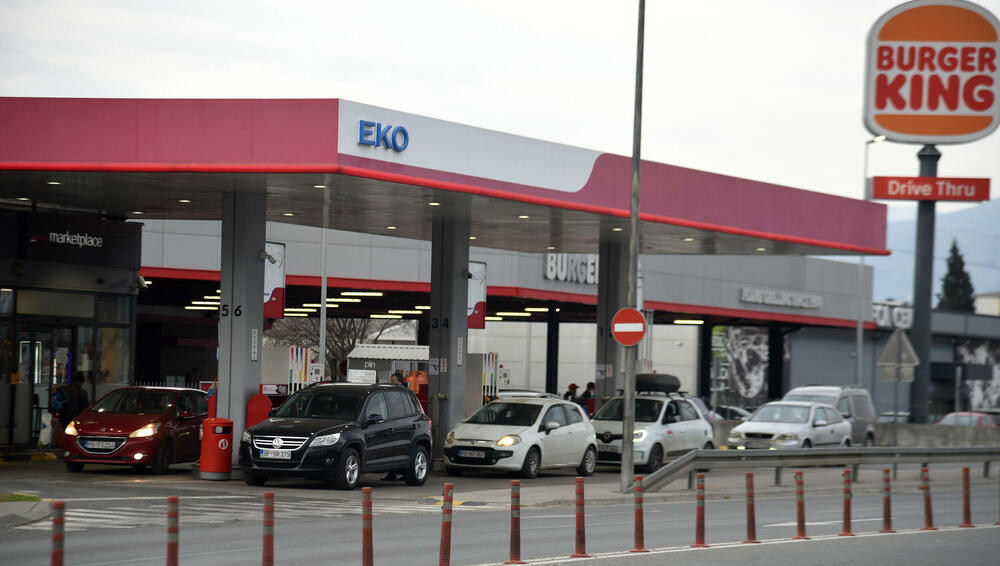 <p>Sve vrste goriva u Crnoj Gori od ponoći će biti skuplje</p>