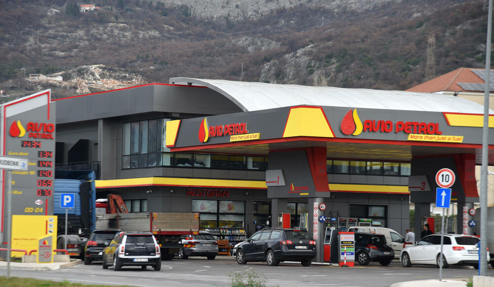 <p>Sve vrste goriva u Crnoj Gori od ponoći će biti skuplje</p>