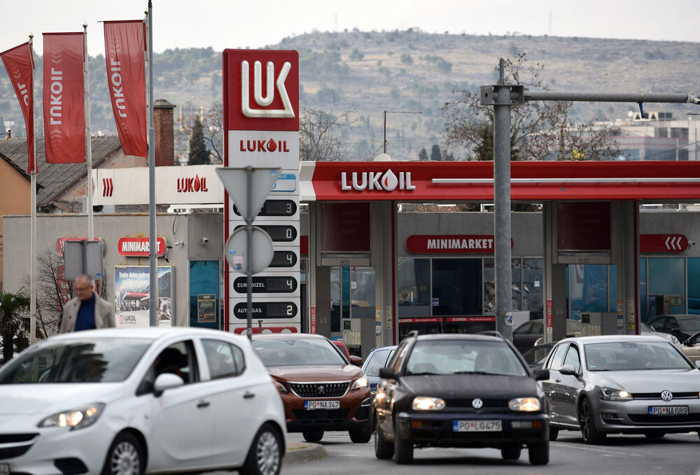 <p>Sve vrste goriva u Crnoj Gori od ponoći će biti skuplje</p>