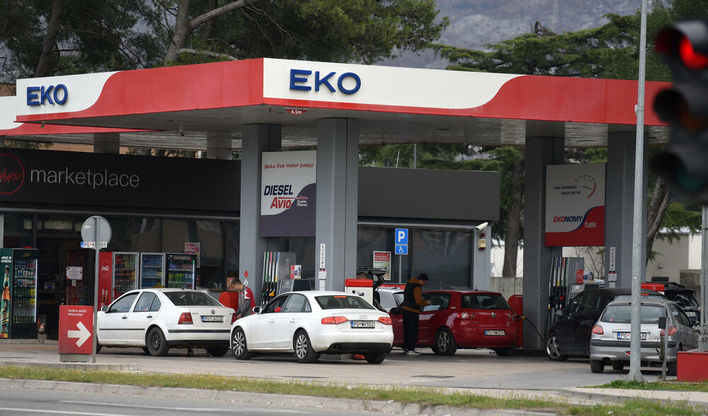 <p>Sve vrste goriva u Crnoj Gori od ponoći će biti skuplje</p>