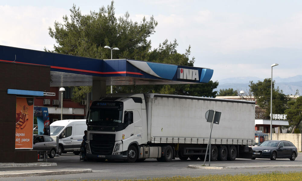 <p>Sve vrste goriva u Crnoj Gori od ponoći će biti skuplje</p>