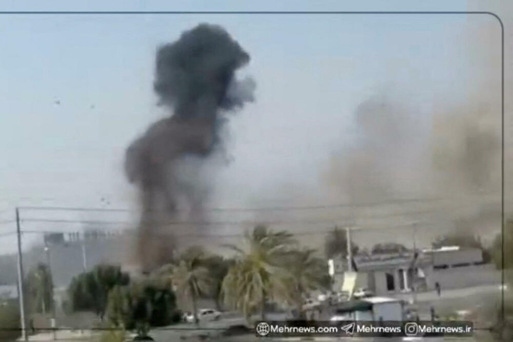 Dim kulja nakon što što je pogođena škola za djevojčice Šadžareh Tajebeh u Minabu, Foto: Reuters