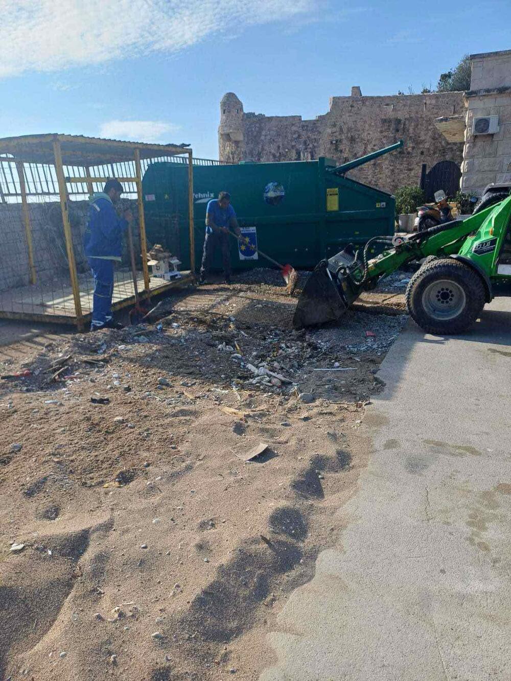 <p>Uklonjeni otpad i smeće, kao i pijesak koji su nanijeli talasi</p>