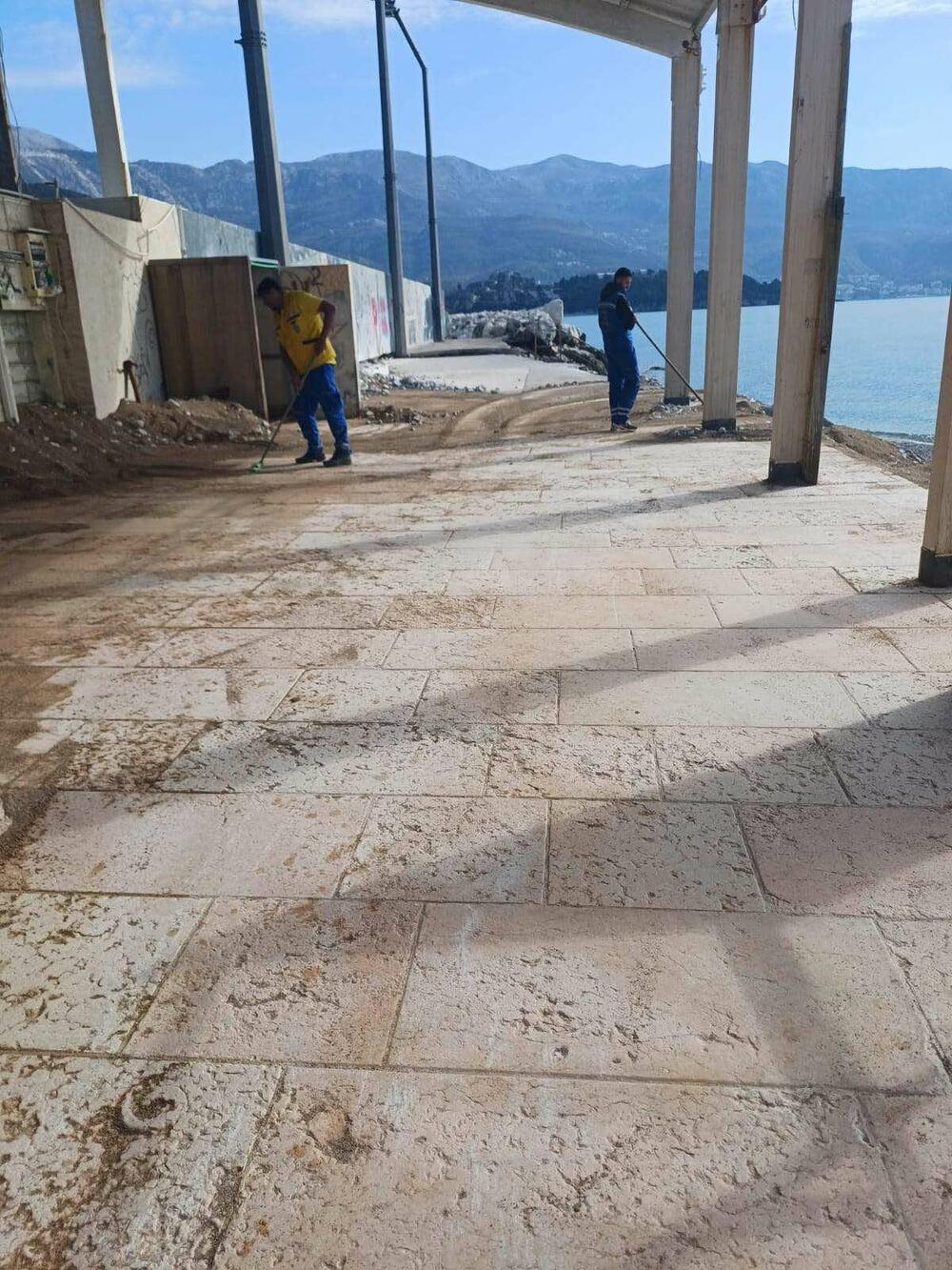 <p>Uklonjeni otpad i smeće, kao i pijesak koji su nanijeli talasi</p>