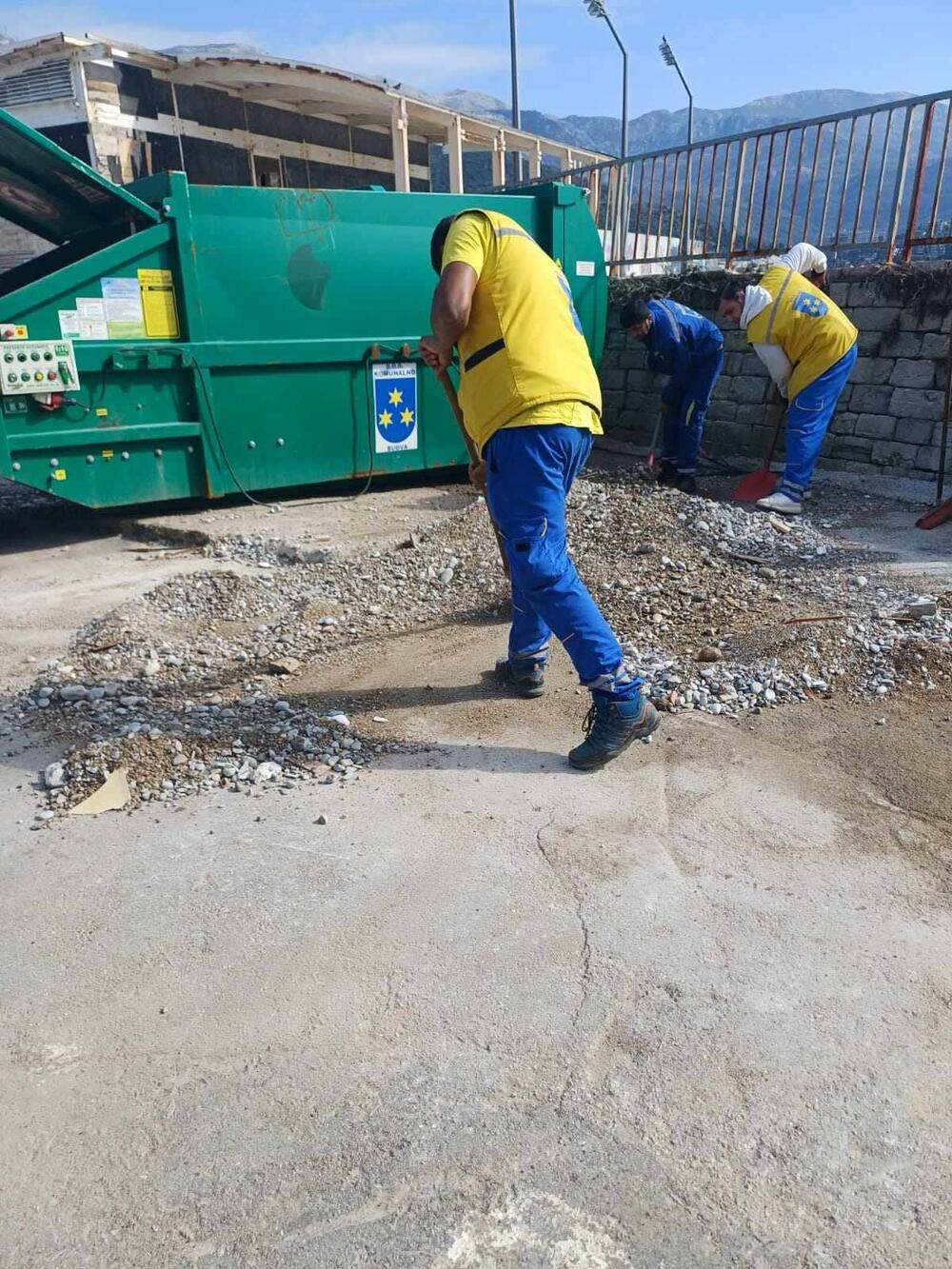 <p>Uklonjeni otpad i smeće, kao i pijesak koji su nanijeli talasi</p>