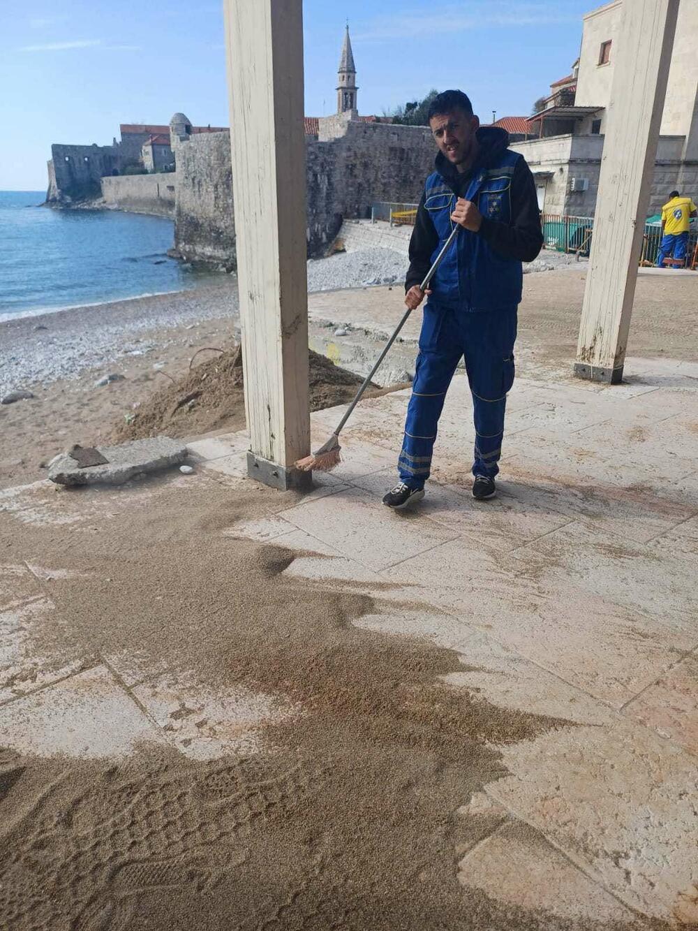 <p>Uklonjeni otpad i smeće, kao i pijesak koji su nanijeli talasi</p>