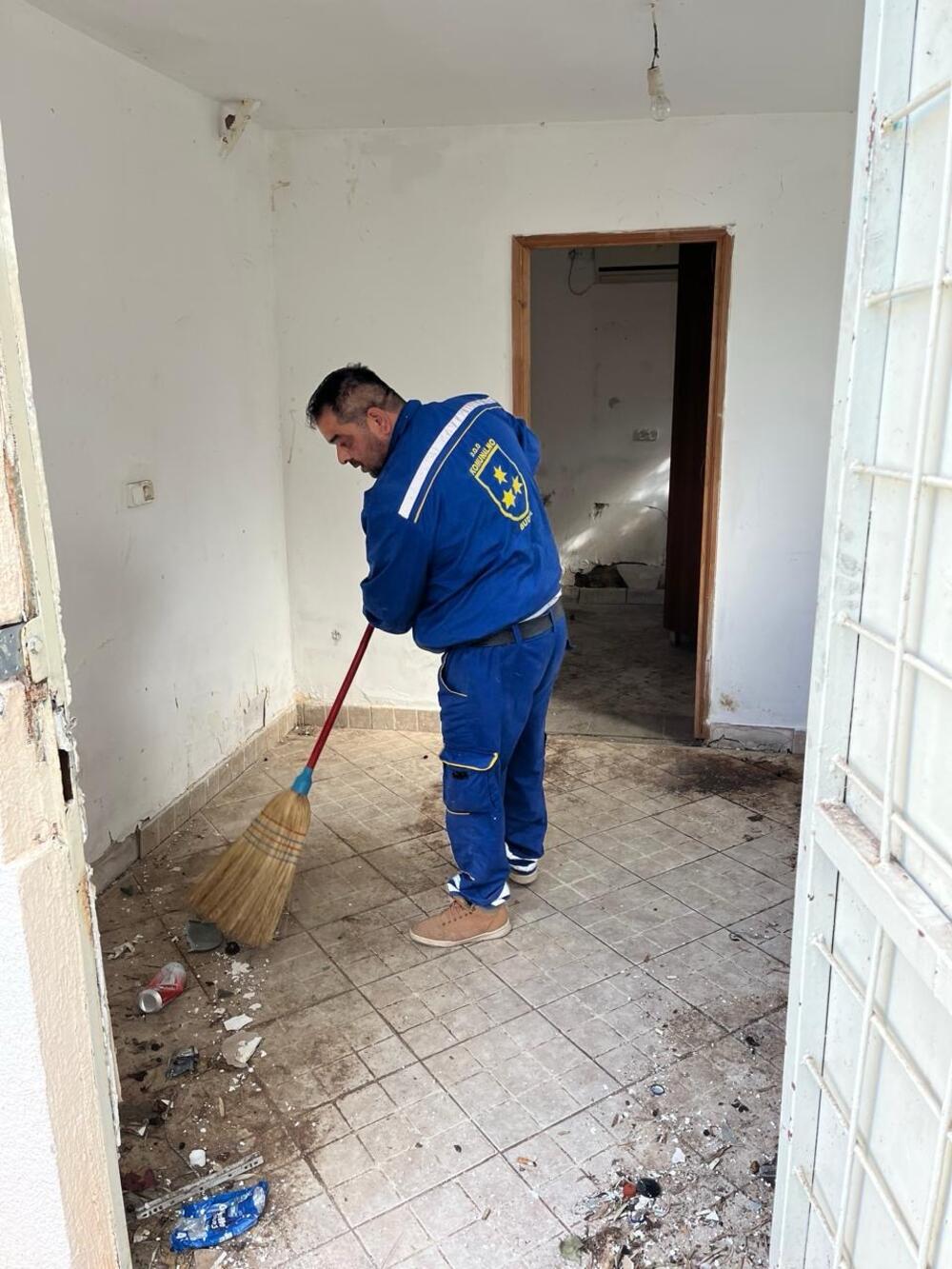 <p>Uklonjeni otpad i smeće, kao i pijesak koji su nanijeli talasi</p>