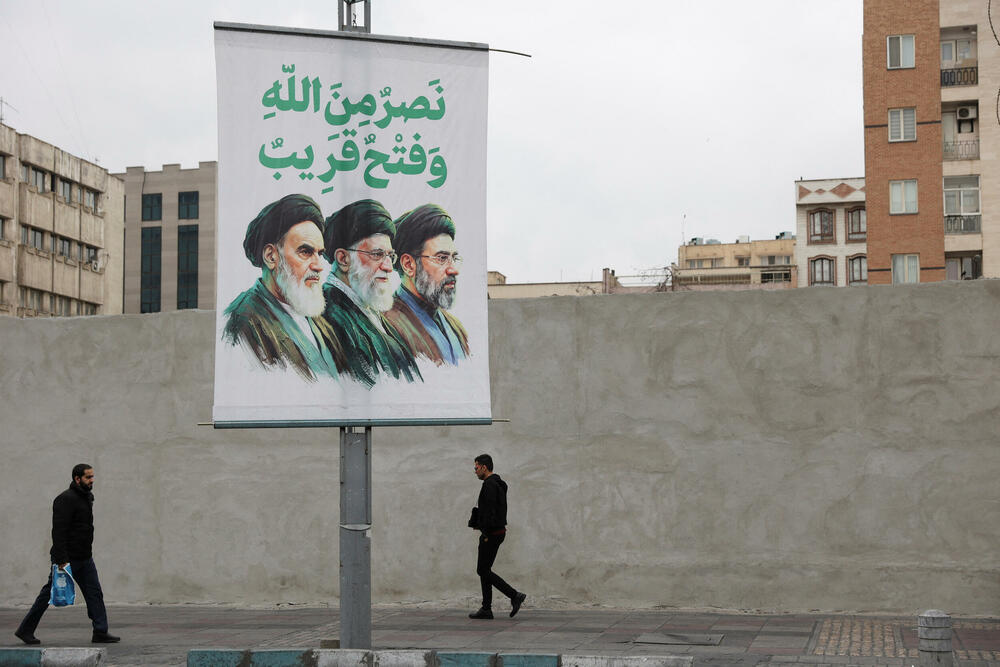 Bilbord sa likom Modžtabe Hameneija, njegovog oca Alija Hameneija i pokojnog ajatolaha Ruhole Homeinija u Teheranu