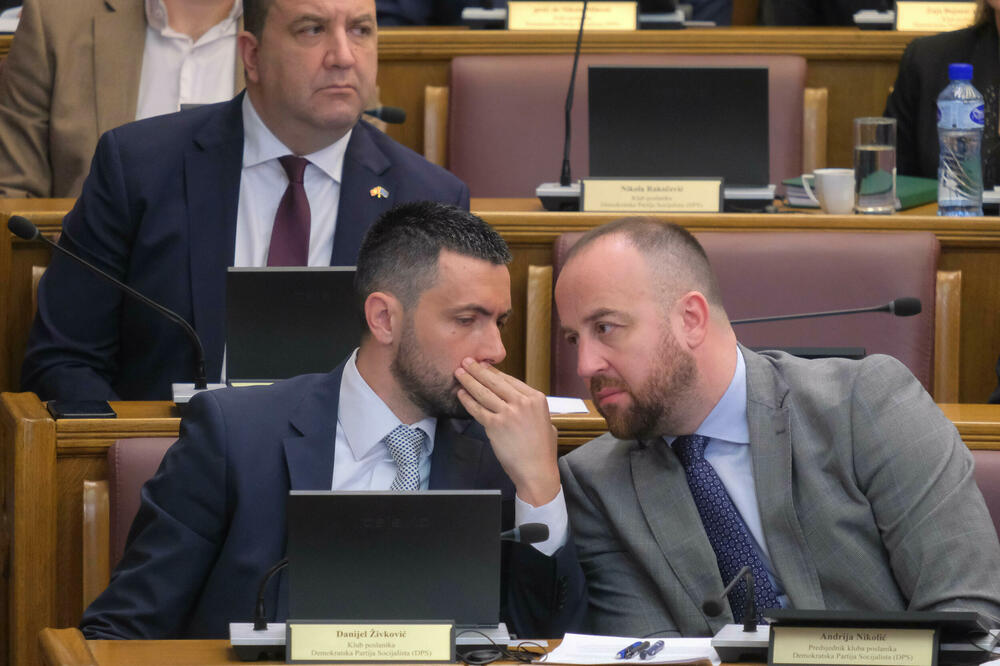Tvrde da su ostavke na čelima odbora samo prvi korak: detalj iz poslaničkih klupa DPS-a, Foto: Risto Bozović