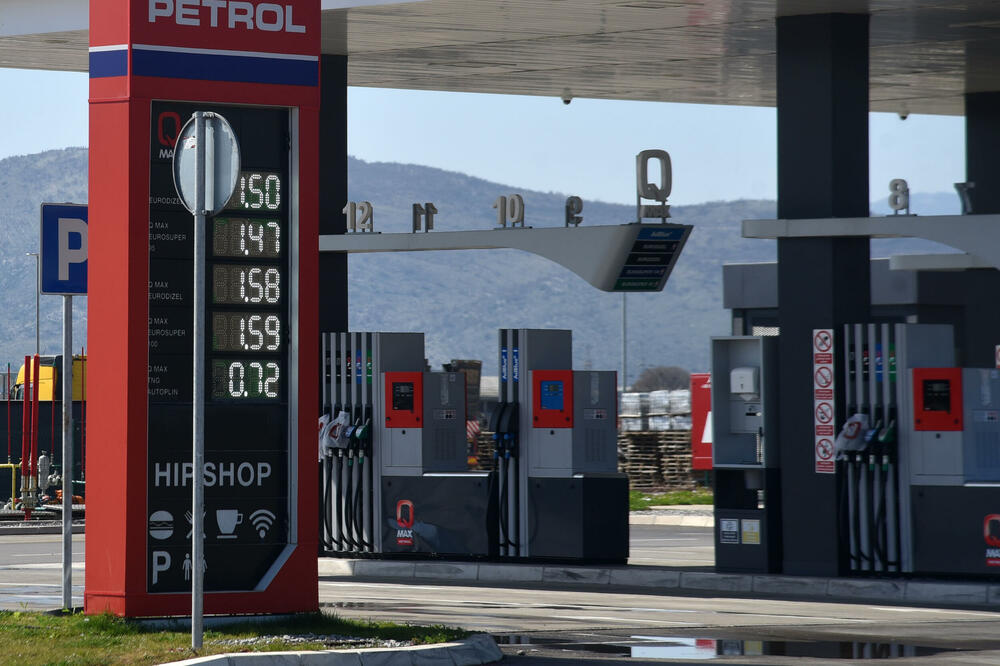 Na pumpama juče bez gužvi nakon dva dana opsade, dio i dalje nema dizel, Foto: BORIS PEJOVIC