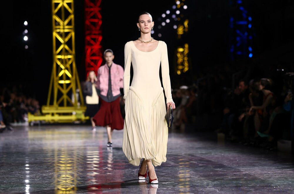 <p>Kostimi su bili kombinovani sa neuvučenim košuljama u kontrastnim dezenima i bojama, te upareni sa klasičnim Šanelovim dvobojnim salonkama u upadljivim kontrastima poput crvene i prelivajuće lila nijanse</p>